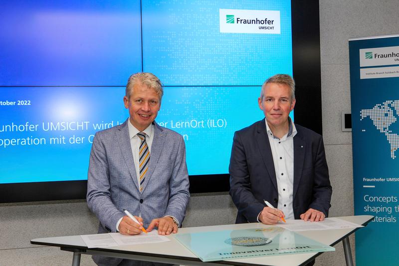 Fraunhofer UMSICHT zählt nun zu den Innovativen LernOrten der OTH Amberg-Weiden. Hochschulpräsident Prof. Dr. Clemens Bulitta (links) und Prof. Dr.-Ing. Matthias Franke, Leiter Fraunhofer UMSICHT, Institutsteil Sulzbach-Rosenberg, unterzeichnen die ILO-