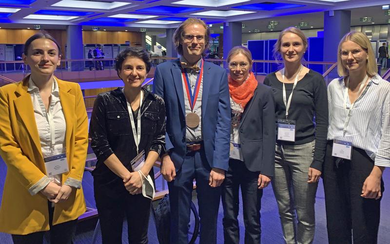 Christoph Erbacher (3. v. l.) erhielt den diesjährigen Förderpreis für Schmerzforschung der Deutschen Schmerzgesellschaft e. V, mit ihm freuen sich Prof. Nurcan Üçeyler (2. v. l.) Mariami Abuladze, Dr. Luisa Kreß, Cara Fellmann und Betty Feulner (v. l.)