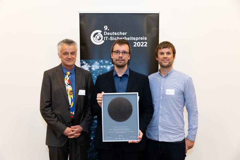 Drei aus dem Gewinnerteam (v.l.n.r.): Prof. Dr. Christoph Busch, Daniel Fischer, Prof. Dr. Christian Rathgeb