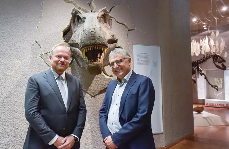 Arne Braun, Staatssekretär im Ministerium für Wissenschaft, Forschung und  Kunst Baden-Württemberg (rechts im Bild) und der neue Wissenschaftliche Direktor des Naturkundemuseums Stuttgart, Prof. Dr. Lars Krogmann (links im Bild), vor Tyrannosaurus rex.
