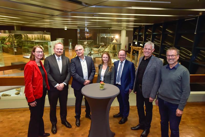 Die Teilnehmerinnen und Teilnehmer am Podiumsgespräch mit Arne Braun, Staatssekretär im Ministerium für Wissenschaft, Forschung und Kunst Baden-Württemberg und Prof. Dr. Lars Krogmann.