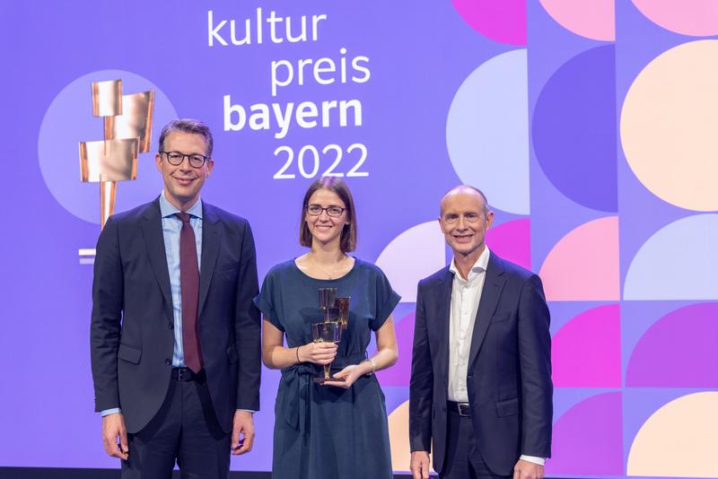 Award winner Dr. Hannah Kurz with the Bavarian Minister of Science and the Arts Markus Blume (left) and Bayernwerk CEO Dr. Egon Leo Westphal (right).