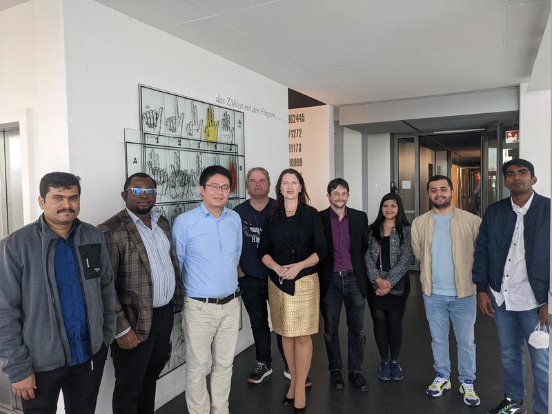 Prof. Dr. Helena Liebelt (Mitte) mit Kollegen und Masterstudierenden am Leibniz Rechenzentrum (LRZ) in Garching bei München.