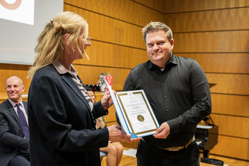 Bei der Absolventenfeier der internationalen Studiengänge der Hochschule Coburg überreichte FIBAA-Geschäftsführerin Diane Freiberger die Urkunde mit Premium-Siegel an Vizepräsident Prof. Dr. Weispfenning.