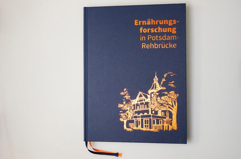 Das Buch "Ernährungsforschung in Potsdam-Rehbrücke" umfasst 352 Seiten.