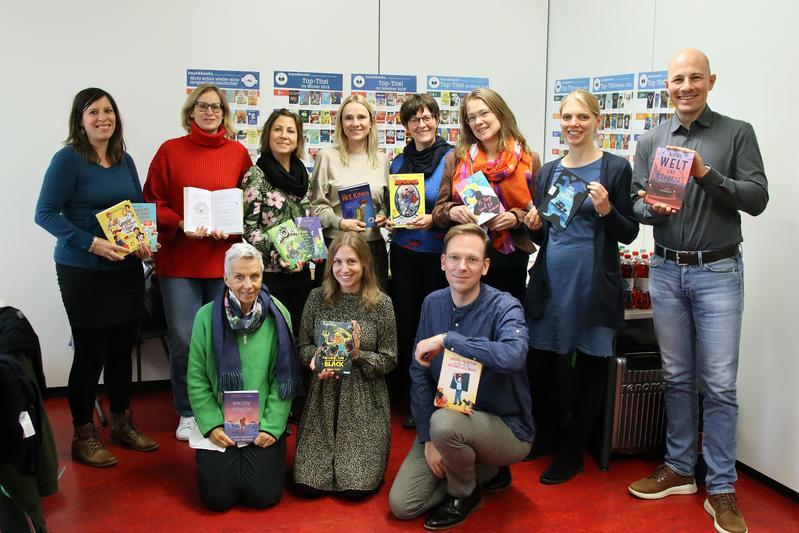 Leseförderprojekt boys & books: Mitglieder der Fachjury präsentieren die neuen Top-Titel.
