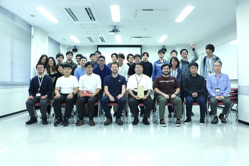 Doktorand Daniel Schäffer (vorne Mitte im blauen Polohemd) mit den japanischen Kolleginnen und Kollegen am Nara Institute of Science and Technology.