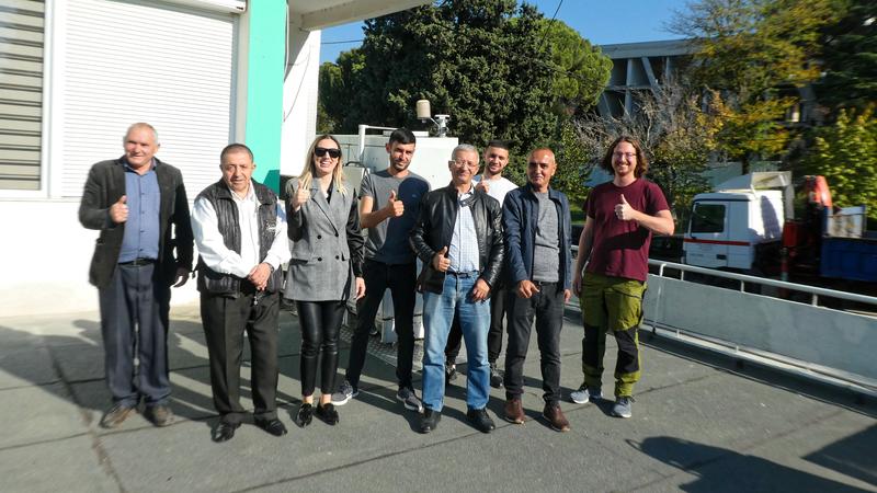 Daumen hoch zum Start: Das Team von Landwirtschaftlicher Universität Tirana und TROPOS nach erfolgreicher Installation. 