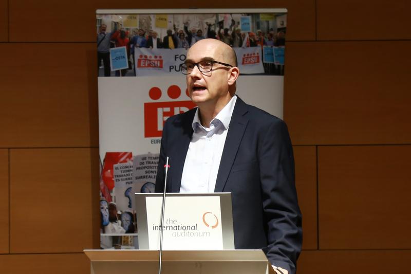 Prof. Dr. Peter Schwenkreis, Neurologische Klinik des BG Universitätsklinikums Bergmannsheil, bei seinem Vortrag auf der EPSU-Konferenz. 