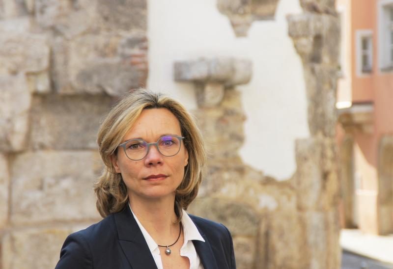 Babett Edelmann-Singer vor der römischen Porta Praetoria in Regensburg.