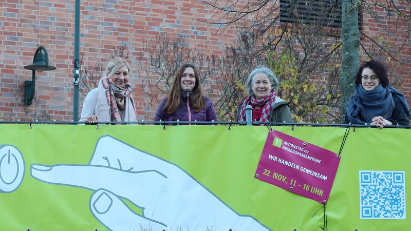Das Team Green Office und die Pressestelle der Uni Kassel freuen sich auf die Aktionstage: Nadine Chrubasik, Valentina Binder (Green Office), Alma Klein (Pressestelle) und Aylin Körpe (Green Office - v. l.). 