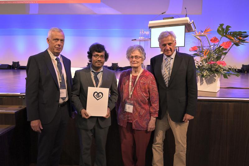 Ausgezeichneter Forscher (v.l.n.r.) Prof. Dr. Thomas Voigtländer, Vorstandsvorsitzender der Deutschen Herzstiftung, Preisträger Dr. Mohanta, Stifterin Lieselotte Becht und Prof. Dr. Armin Welz, Vorsitzender des Wissenschaftlichen Beirats der DSHF.