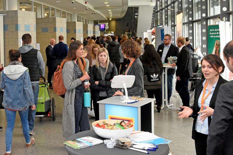 Die Firmenkontaktmesse, die die Hochschule Koblenz seit vielen Jahren organisiert, ist ein bei Unternehmen und Hochschulangehörigen gleichermaßen beliebtes Format. 