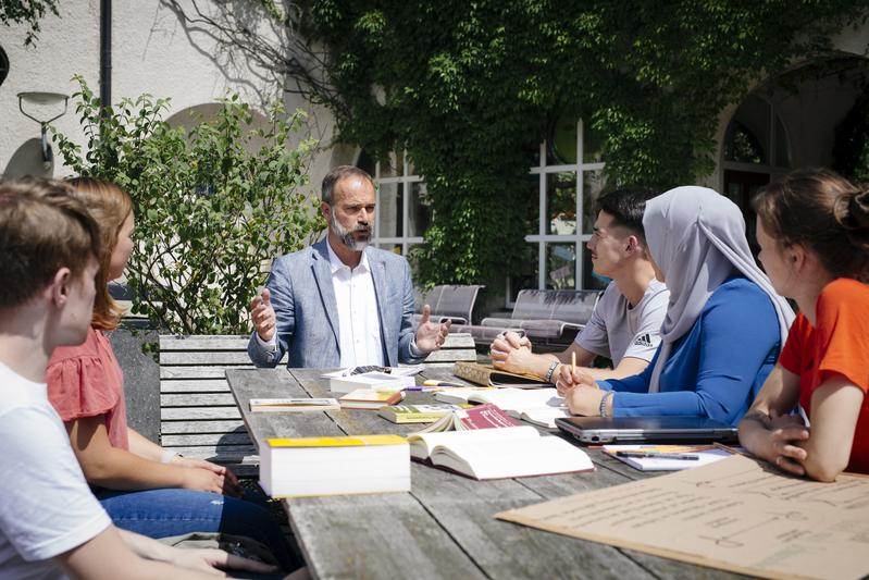 Das neue Forschungsinstitut der Hochschule München beforscht gesellschaftliche Transformation und widmet sich Themen wie Fachkräftemangel, Resilienz und Nachhaltigkeit. Wissenschaftlicher Leiter ist Prof. Dr. Stefan Pohlmann (Mitte).