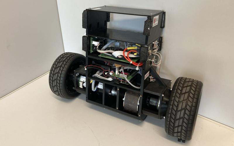 Durch ein zusätzliches Schwungrad und ein selbst entwickeltes Steuerungssystem kann der von HKA-Mechatronikmasterstudent Alessandro Papa in seiner Abschlussarbeit konstruierte Einachsroboter unter Hindernissen „durchtauchen“