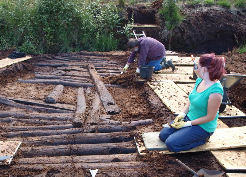 Schatz für Natur- und Denkmalschutz: Moore sind Verbündete im Kampf gegen Klima- und Artenkrise – und zugleich unentbehrlich als Bodenarchive. Ein Projekt der Deutschen Bundesstiftung Umwelt (DBU) führt beide Seiten zusammen. 