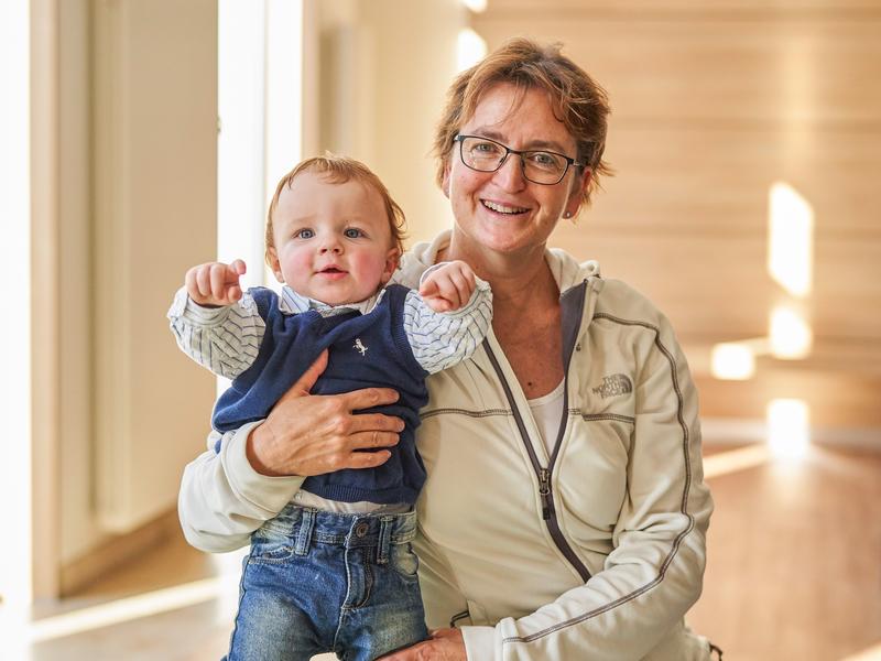 Studienleiterin Prof. Tanja Groten mit dem ersten in der PETN-Studie geborenen Kind.