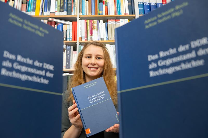 Doktorandin Zara Luisa Gries von der Universität Jena hat an dem Buch zur DDR-Rechtsgeschichte mitgewirkt.