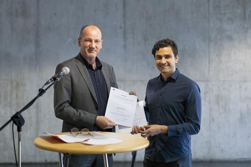 Architektur-Student Juan Eduardo Plascencia Nava (rechts) erhält von Prof. Dr.-Ing. René Thiele, geschäftsführender Präsident und Vizepräsident für Studium und Lehre an der Frankfurt UAS, den DAAD-Preis 2022.