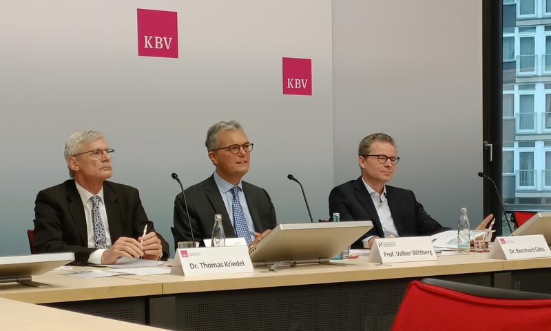 Bei der hybriden Pressekonferenz: Dr. Thomas Kriedel, Vorstandsmitglied der KBV, Prof. Dr. Volker Wittberg, Prorektor Forschung & Entwicklung FHM, Dr. Bernhard Gibis, KBV Dezernent