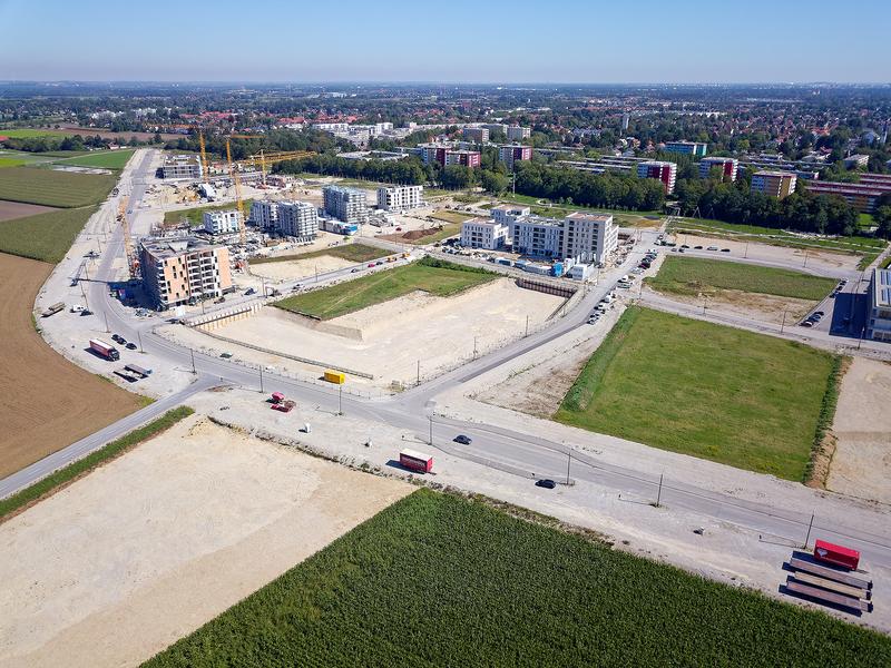 Immer mehr natürliche Fläche geht durch Neubau von Gebäuden und Infrastruktur an Siedlungsrändern verloren. Die Zersiedlung der Landschaft nimmt zu.