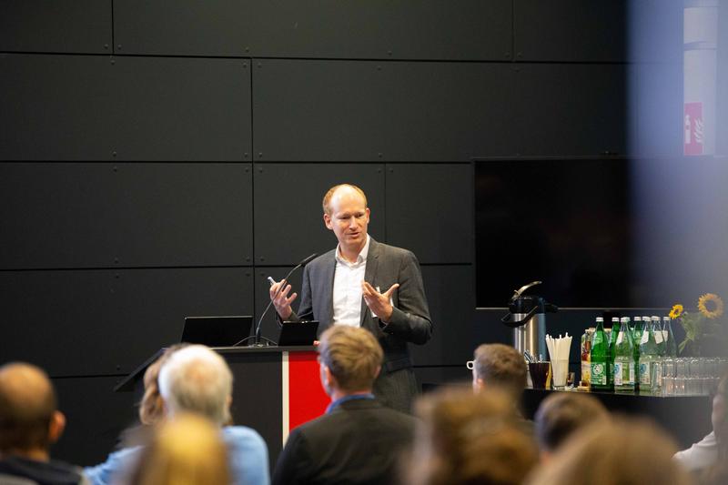 Gastgeber Prof. Sebastian Fiedler hält einen Impulsvortrag und stellt heraus, wie der klimaneutrale Wohnungsbestand erreicht werden könnte. 