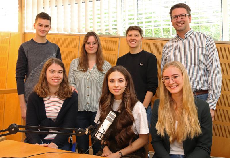 Unter Leitung von Dozent Dr. Thomas Brunner (rechts) haben sich Studierende in Fragestellungen der englischen Sprachwissenschaft eingearbeitet und berichten darüber der breiten Öffentlichkeit darüber in einem nun wöchentlich erscheinenden Podcast.