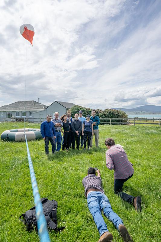 Mitglieder des GoSouth-Teams werden von Journalisten an ihrem Einsatzort in Te Waewae Bay, Southland, interviewt.