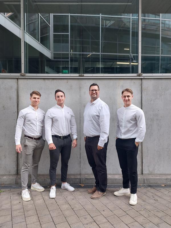 Das Team von LineTrack mit ihrem Mentor. Thomas Sindlinger, Dominik Ratzel, Prof. Dr. Marius Pflüger, Michael Sindlinger (von links). 