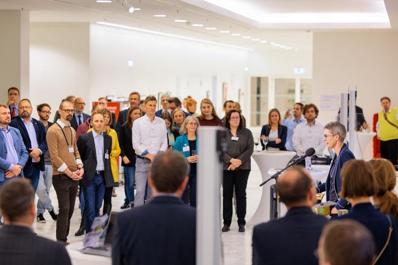 Susanne Buiter, die Wissenschaftliche Vorständin des GFZ, begrüßt die Abgeordneten und Gäste zum Parlamentarischen Abend im Landtag Brandenburg.