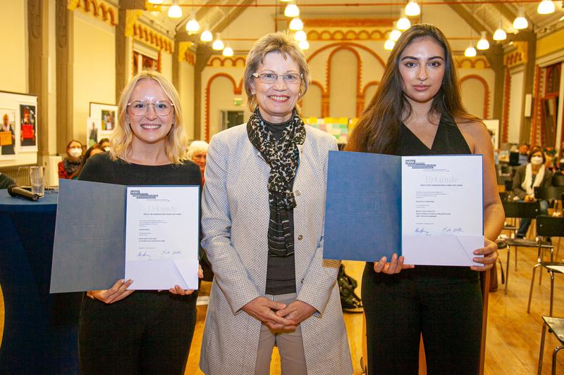 Laura Biehl (links) und Franziska Mertens sowie Britta Hofmann (nicht im Bild) konnten sich jeweils über eine Auszeichnung für ihre Bachelorarbeiten freuen.