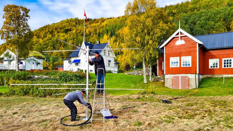 : Die Techniker Jens Wedrich (v.l.) und Thomas Barth vom Kühlungsborner Institut bauen die Antenne auf dem Anwesen von Alert Kristian Gaard in Norwegen auf. 