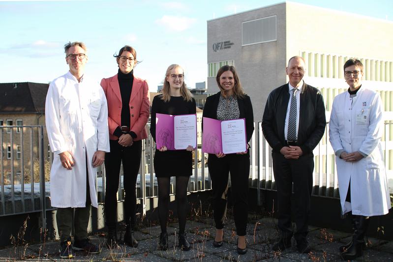 Die Preisträgerinnen des KON Young Investigator-Awards 2022 Kristina Müller und Carina Lynn Gehlert (Mitte links und rechts).