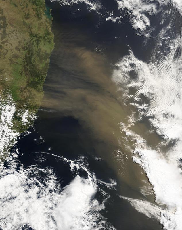Staub aus dem Inneren der Kontinente liefert Eisen in nährstoffarme Meeresgebiete. Hier: Eine Staubwolke verlässt die Ostküste Australiens zwischen Sydney und Brisbane am 28. Oktober 2003 über die Tasmanische See. 