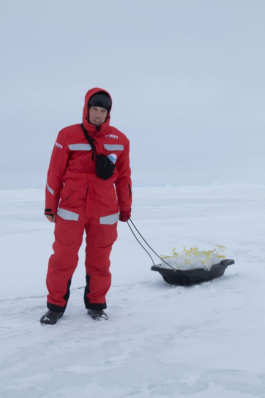 Bei bis zu minus 15 Grad, 24 Stunden Tageslicht und stetigem Wind führte der TU Hamburg Wissenschaftler Franz von Bock und Polach verschiedene Messreihen am Nordpol durch.