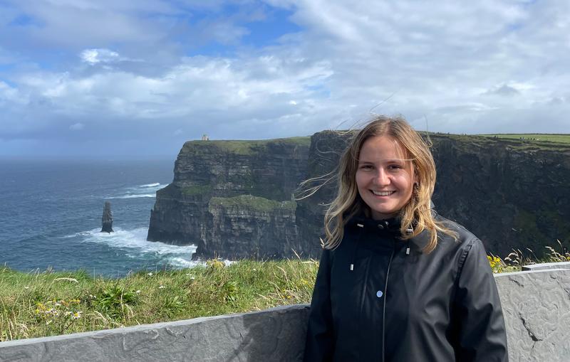 Marisa an den Cliffs of Moher. Die Sehenswürdigkeit an der Westküste besuchte sie bei einem Tagesausflug.