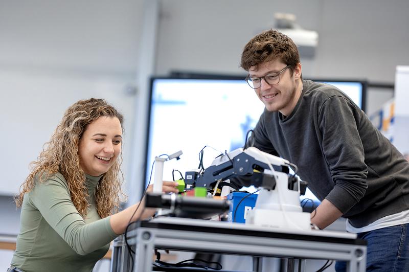 Die Masterstudierenden der Hochschule Osnabrück sind mit ihrem Studium zufrieden. Beim aktuellen CHE-Ranking haben sie ihre Studiengänge vielfach zur Spitzengruppe gewählt. 