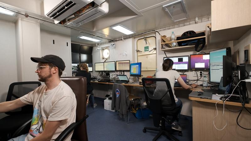 The IWES scientists continuously process and evaluate the measurement data on board and simultaneously are responsible for monitoring the survey progress.