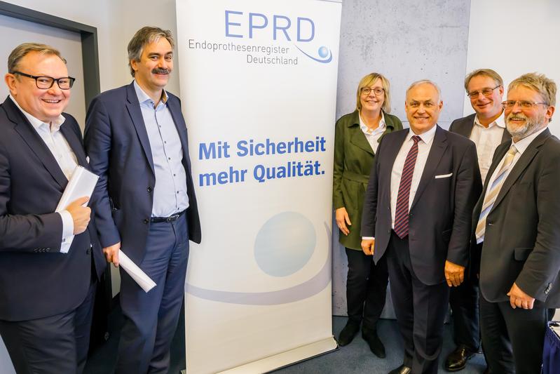 Podiumsteilnehmer:innen der Pressekonferenz zu 10 Jahren EPRD am 22.11.2022: Marc Michel, Prof. Dr. med. Carsten Perka, Ulrike Elsner, Prof. Dr. med. Bernd Kladny, Dr. med. Jürgen Malzahn und Dr. med. Andreas Hey (v.l.)