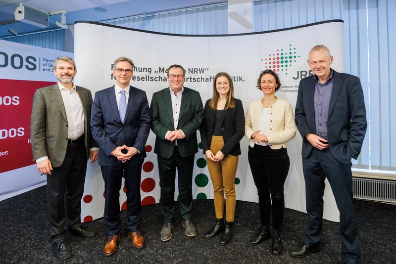 V.l.n.r.: Prof. Dr. Marc Oliver Bettzüge (EWI), Prof. Dr. Dieter Bathen (JRF), Minister Oliver Krischer, Ramona Fels (JRF), Prof. Dr. Anna Katharina Hornidge (IDOS) und Prof. Dr. Manfred Fischedick (Wuppertal Institut). 