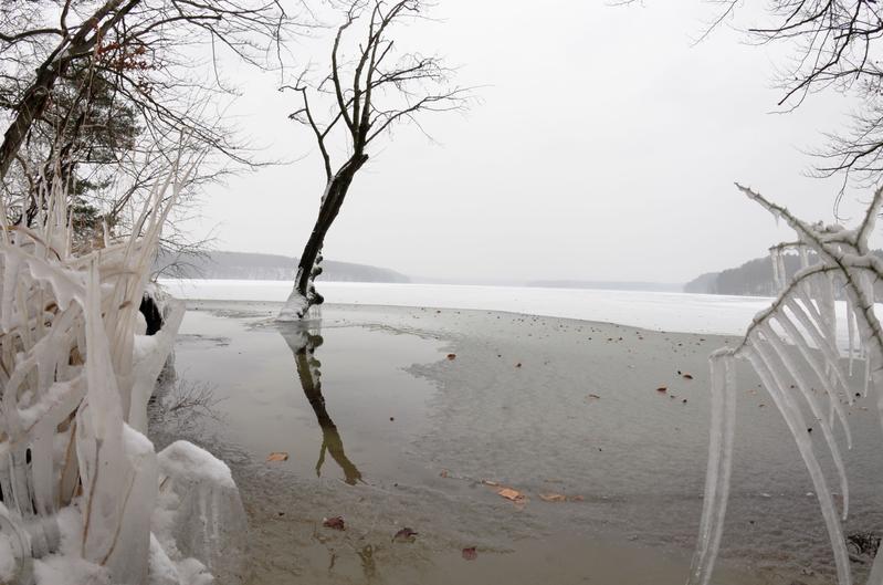 Der Stechlinsee ist zugefroren.