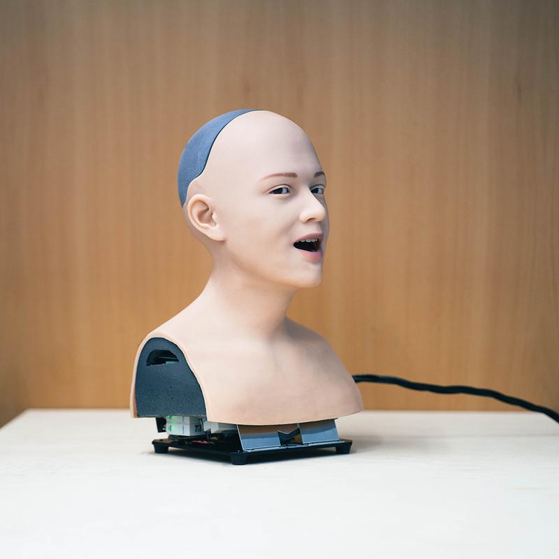 An Roboter-Köpfen können Studierende Programmierungen testen
