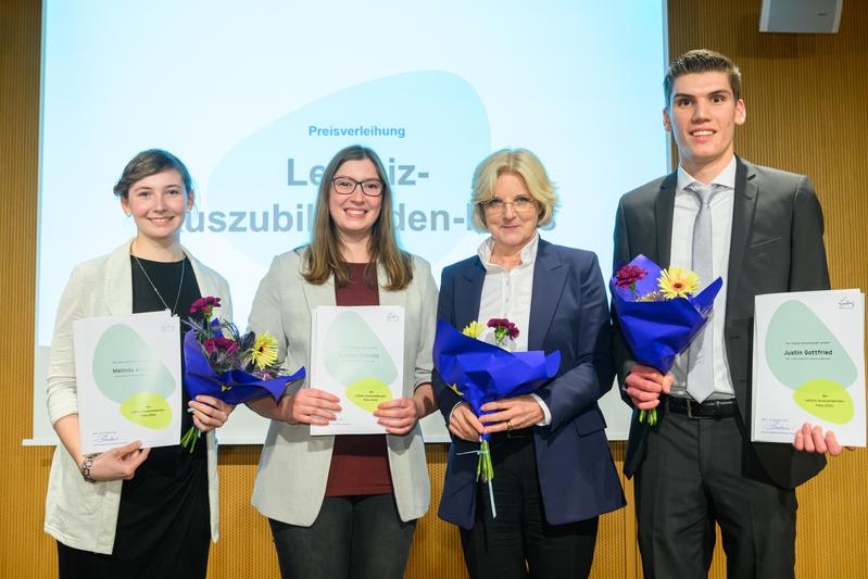 Leibniz-Auszubildendenpreis 2022: Melinda Arnold (Leibniz-IPF), Kathrin Schmitt (Leibniz-INM) und Justin Gottfried (Leibniz-DWI) – von links - mit Leibniz-Präsidentin Martina Brockmeier.