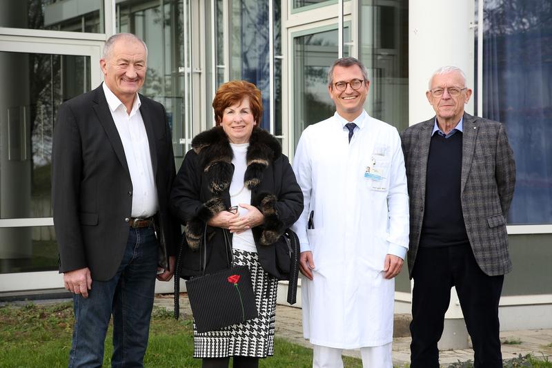 Professor Dr. Lars Maier zusammen mit den Spendern für D7 (v.li.): Helmut Haase, Helena Huber und Dieter Kuhn.
