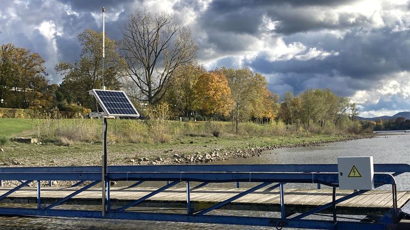 Der Wasserstands-Sensor lässt sich mit Solarzellen betreiben und arbeitet dann völlig autark und wartungsfrei. 