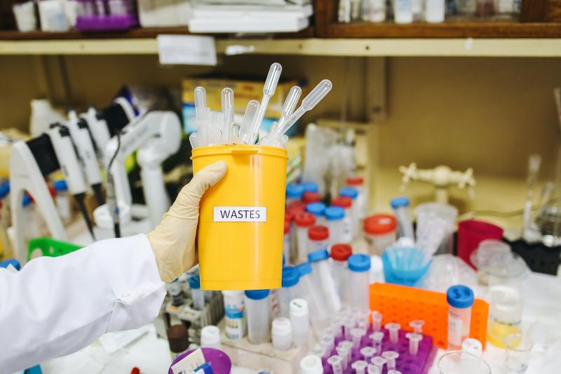 Sterile Einmalprodukte haben einen großen Anteil an dem Abfallaufkommen in Krankenhäusern und Arztpraxen. Nachhaltige Medizintechnik bedeutet ressourcenschonendes Wirtschaften mit kreislauffähigen Produkten.