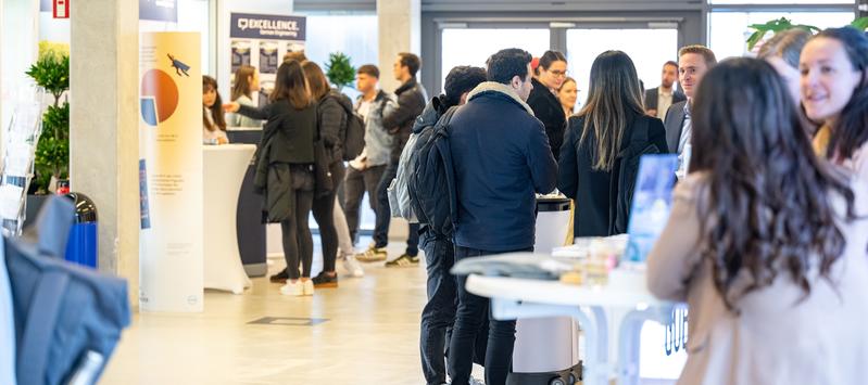 Die Firmenkontaktmesse "HRW Karriere" fand in allen Gebäuden am Mülheimer Campus statt. Studierende wie Unternehmen lernten sich kennen und tauschten sich aus. 