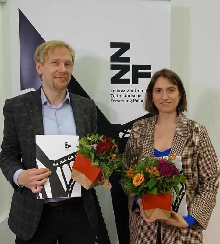 Erhielten den »Zeitgeschichte digital«-Preis 2022: Rüdiger Bergien, Sophie Genske (rechts) und Juliane Röleke (nicht auf dem Bild), die zur Preisverleihung per Zoom zugeschaltet war.