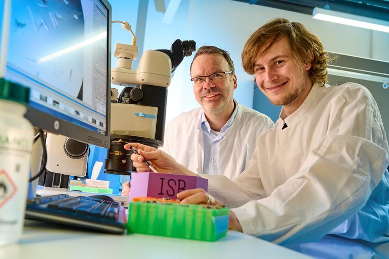 (v. l.) PD Dr. Gregor Hagelueken, Arbeitsgruppenleiter am Institut für Strukturbiologie des UKB, und Niels Schneberger, Doktorand am Institut für Strukturbiologie des UKB frieren Proteinkristalle ein.