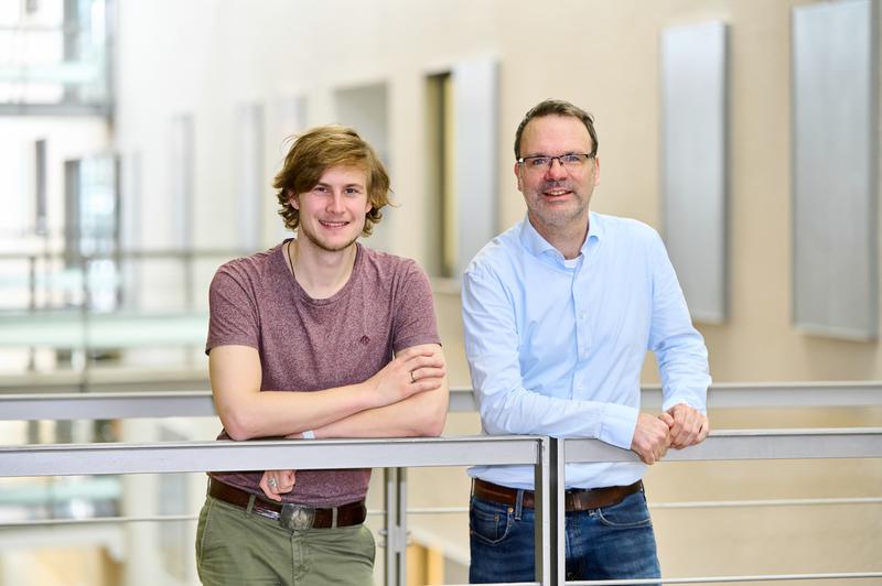 (v.l.) Niels Schneberger, Doktorand am Institut für Strukturbiologie des UKB, mit Arbeitsgruppenleiter PD Dr. Gregor Hagelueken